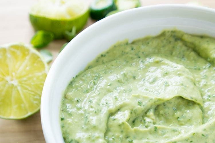 Salsa de crema agria y mayonesa con pesto