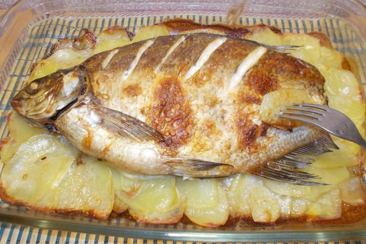 Besugo con patatas al horno