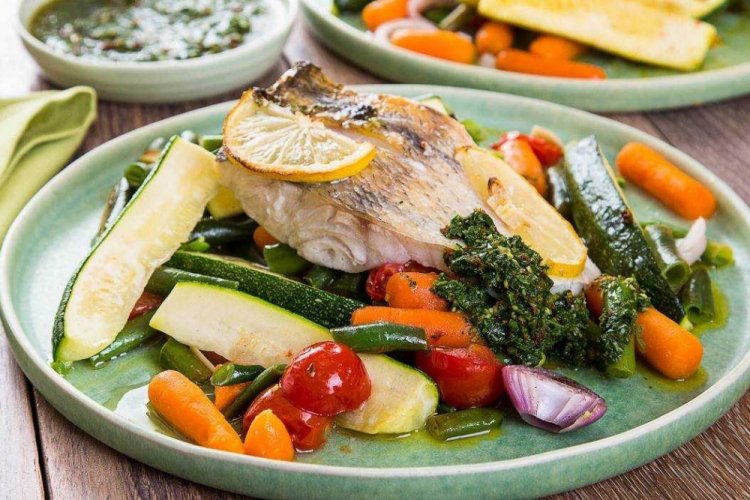 Besugo con verduras en bolsa de asar