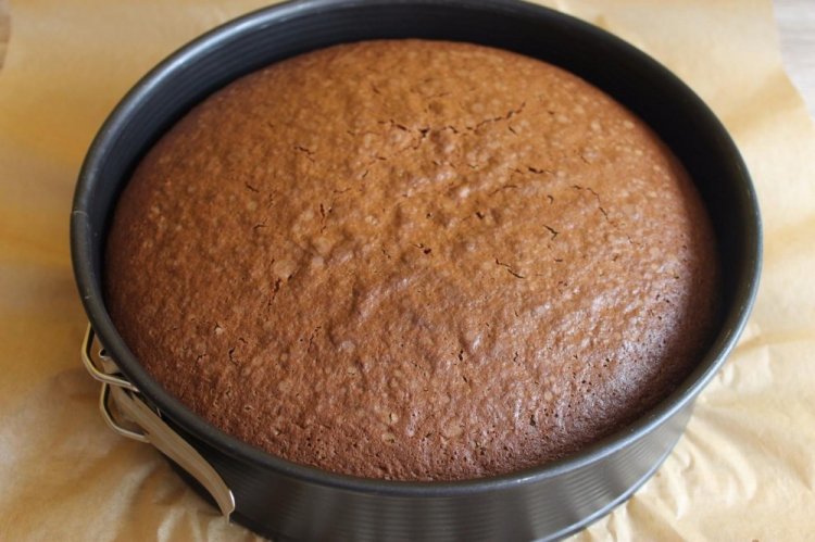 Pastel de chocolate con crema agria