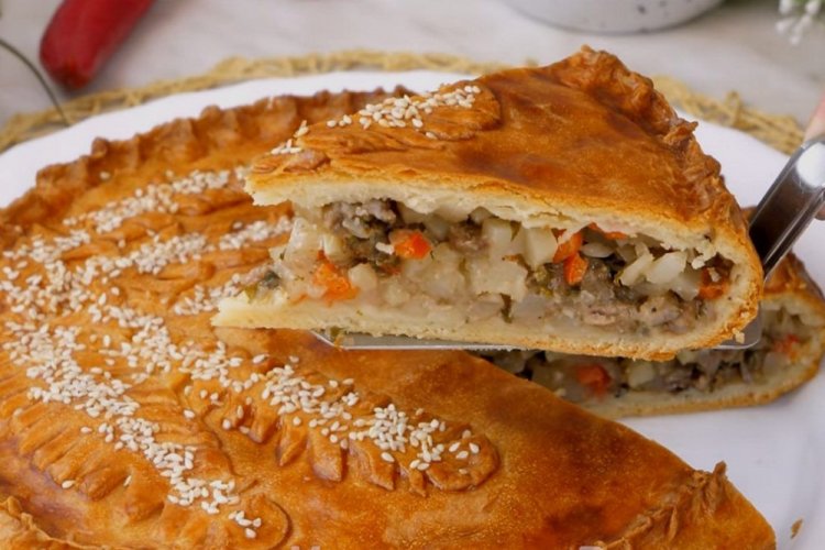 Pastel de crema agria con patatas y carne