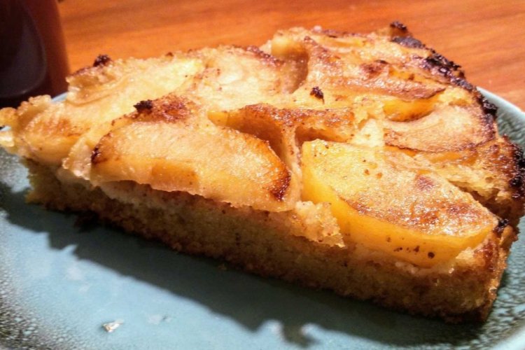 Pastel de manzana con crema agria en sartén