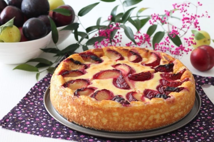Pastel de ciruelas con crema agria