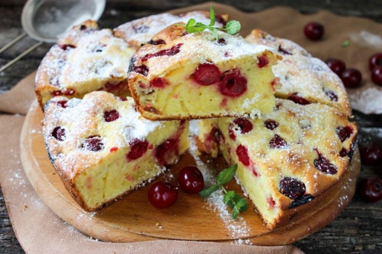 Pastel de crema agria con cerezas