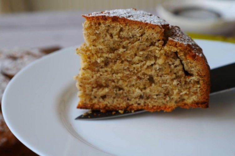 Pastel de nueces con crema agria