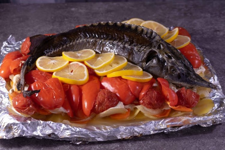 Esturión asado con tomates al horno