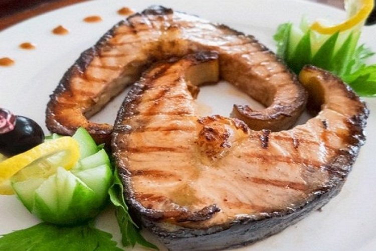 Esturión asado en salsa de soja y vino
