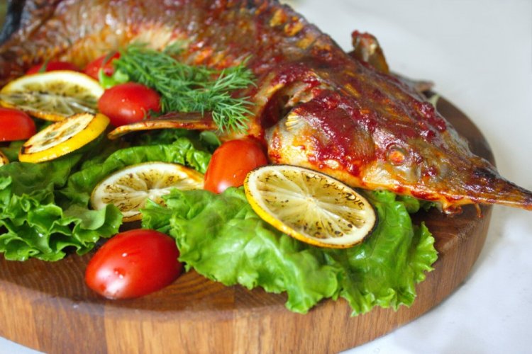 Esturión en salsa de crema agria y tomate al horno
