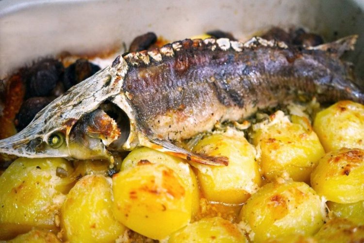 Esturión con patatas y champiñones al horno