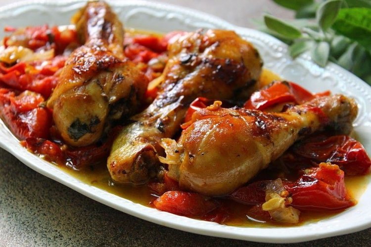 Muslos de pollo con tomates en olla de cocción lenta