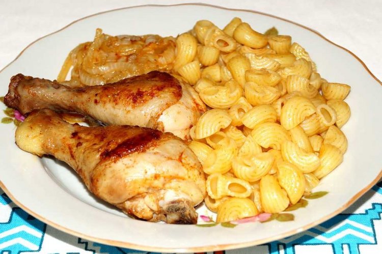 Muslos de pollo con pasta en olla de cocción lenta