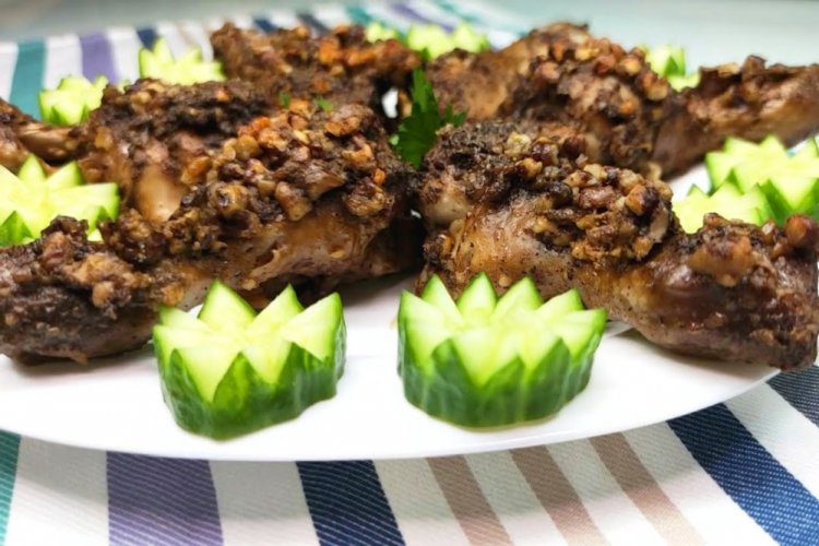 Muslos de pollo con nueces en olla de cocción lenta