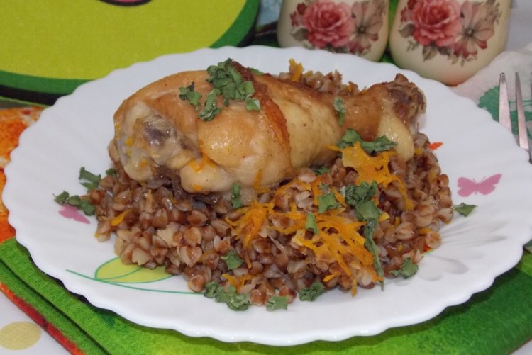 Muslos de pollo con trigo sarraceno en olla de cocción lenta