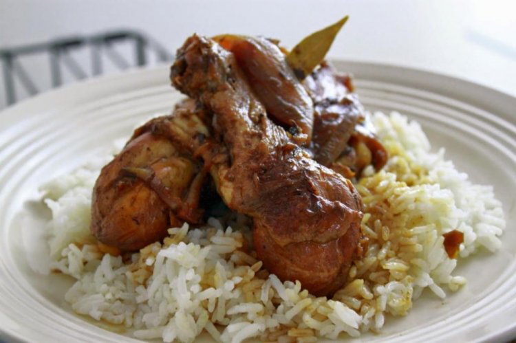Muslos de pollo con arroz en olla de cocción lenta
