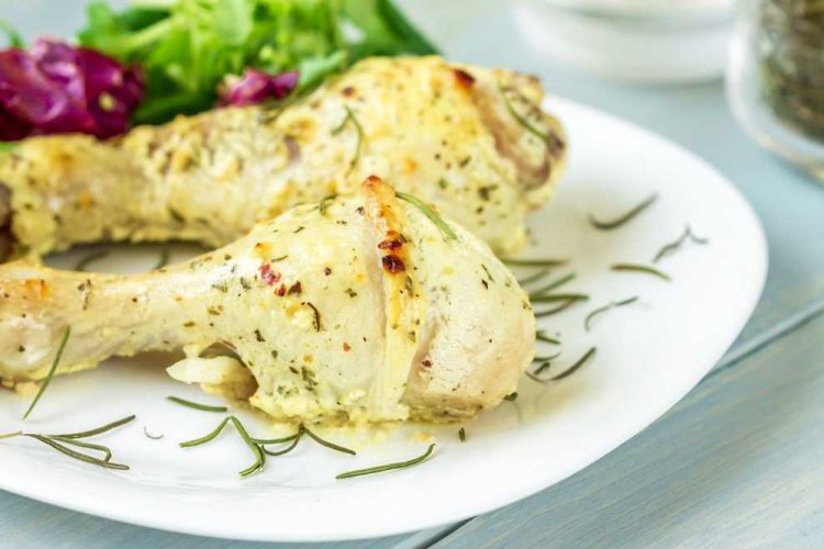 Muslos de pollo con crema agria en olla de cocción lenta