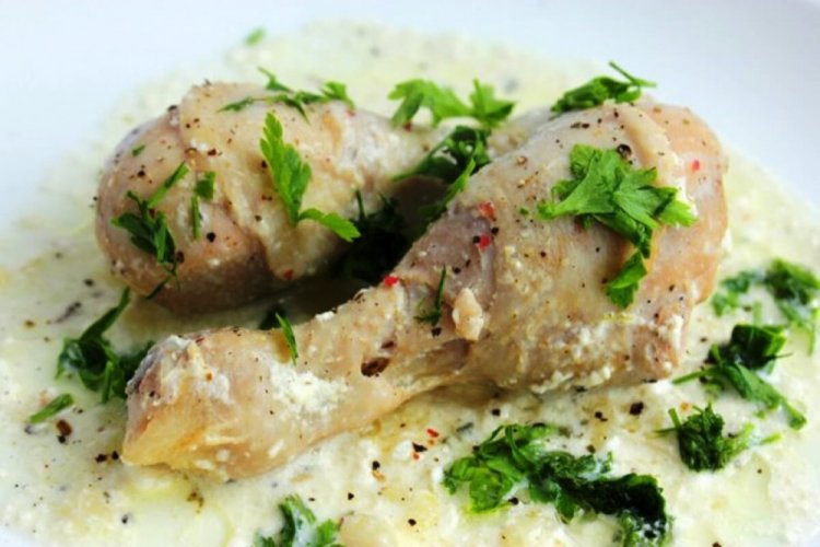 Muslos de pollo con mayonesa en olla de cocción lenta