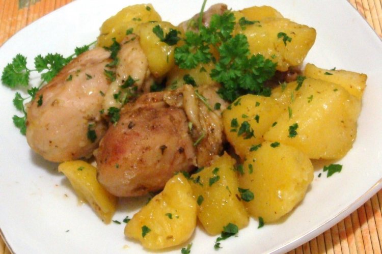 Muslos de pollo con patatas en olla de cocción lenta