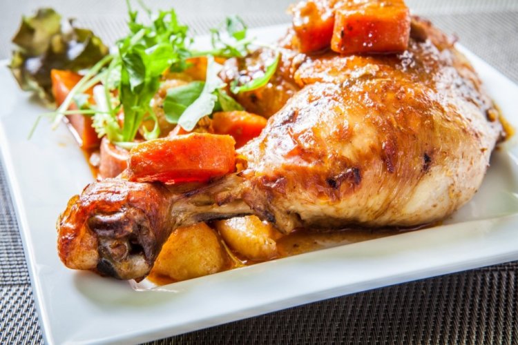 Muslos de pollo con verduras en olla de cocción lenta