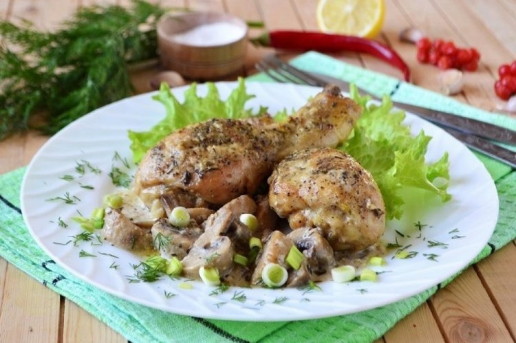 Muslos de pollo con champiñones en olla de cocción lenta