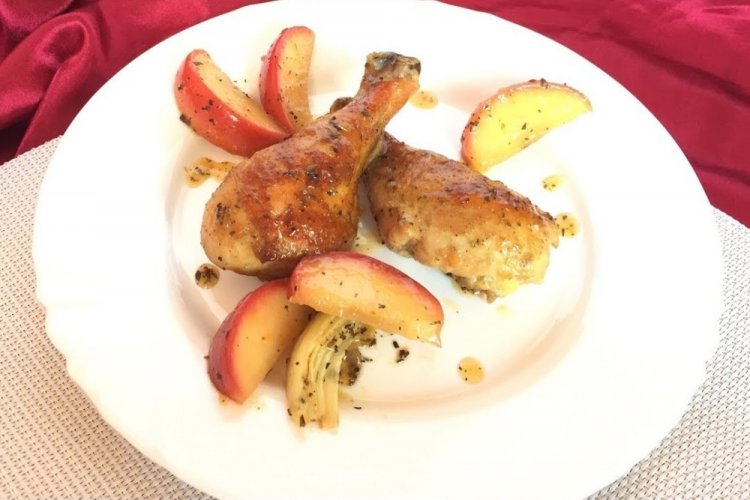 Muslos de pollo con manzanas en olla de cocción lenta