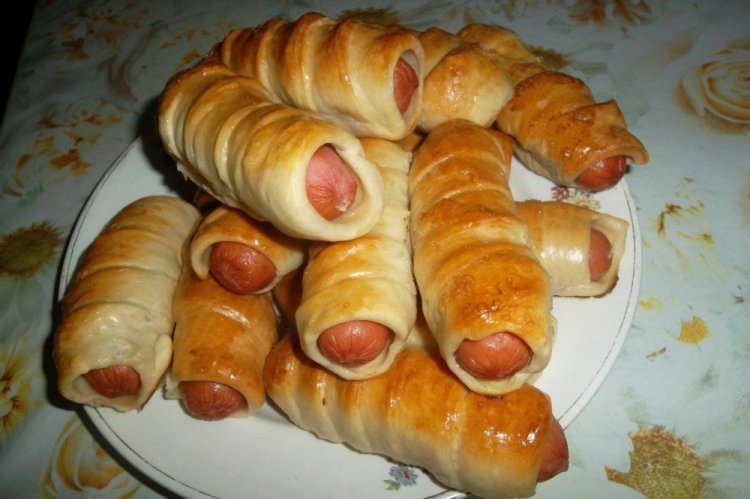 Sausages with Cheese in Yeast Dough
