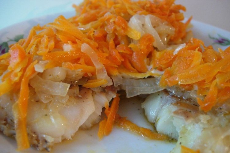 Mullet with Onions and Korean Carrots in the Oven