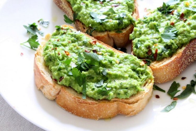 Avocado Paste with Cream Cheese and Sun-Dried Tomatoes