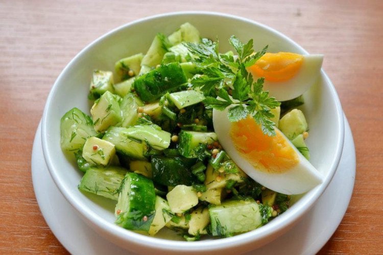 Ensalada de aguacate, pepino y huevo