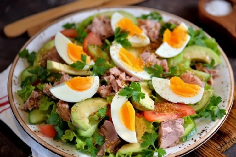 Ensalada de atún, aguacate y huevo