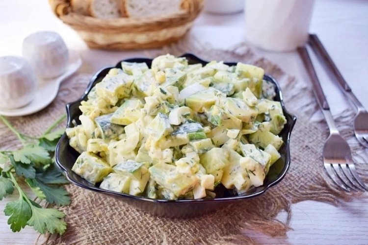 Ensalada de arroz, aguacate y huevo