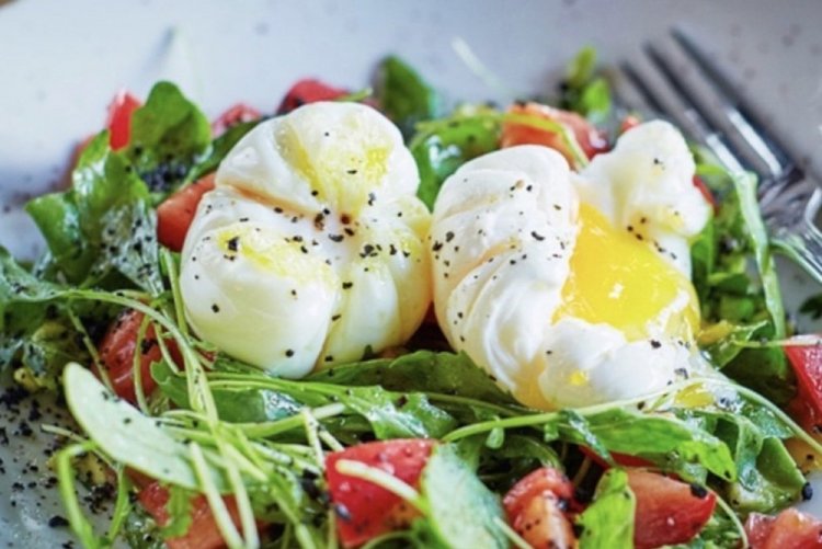 Ensalada de aguacate y huevo poché