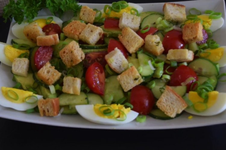 Ensalada de aguacate, huevo y picatostes