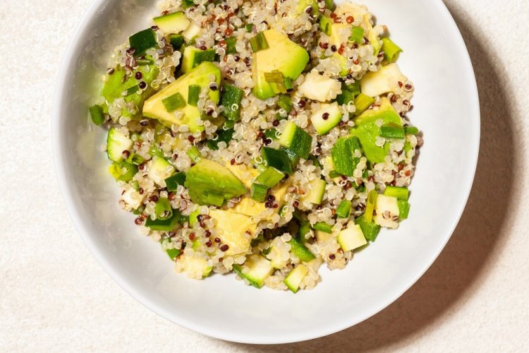 Ensalada de quinoa, aguacate y huevo