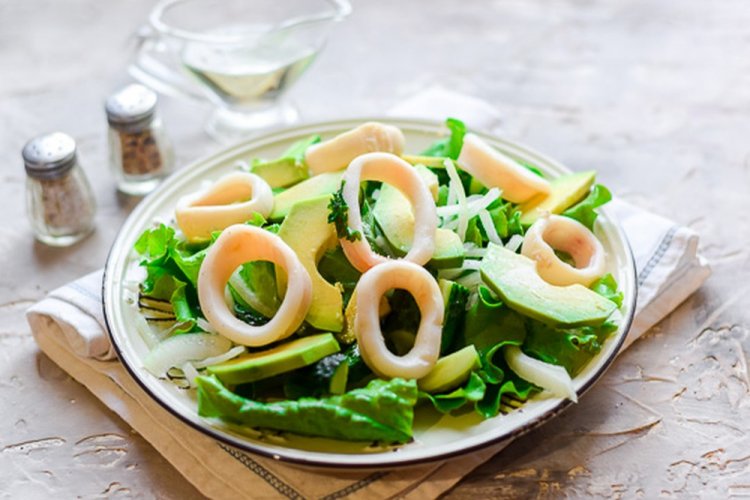 Ensalada de aguacate, calamares y huevo