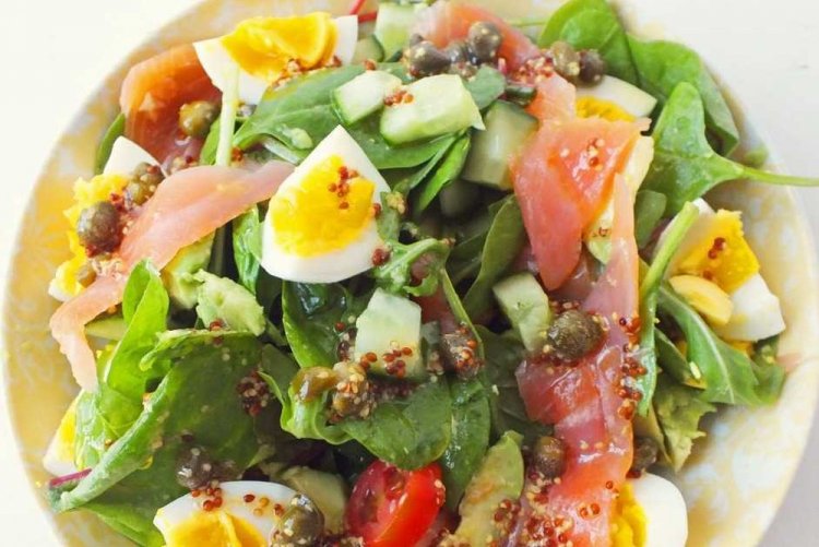Ensalada de pescado rojo, aguacate y huevo