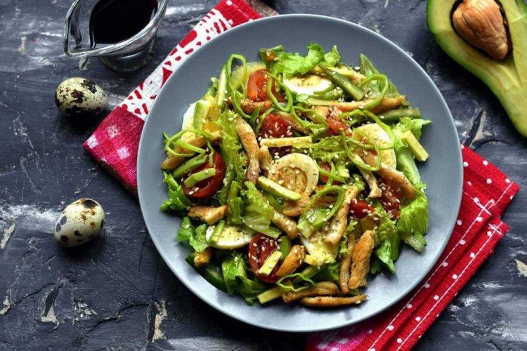 Ensalada de aguacate, pollo y huevo