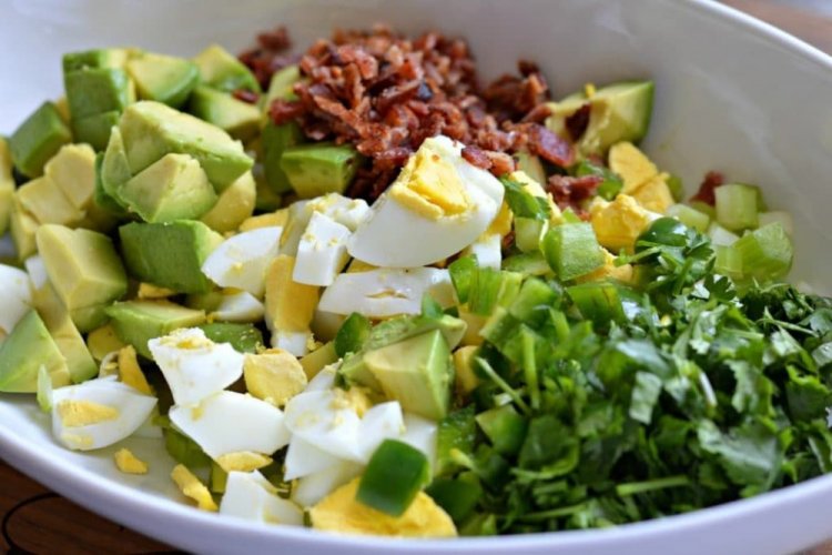 Ensalada de aguacate, tocino y huevo