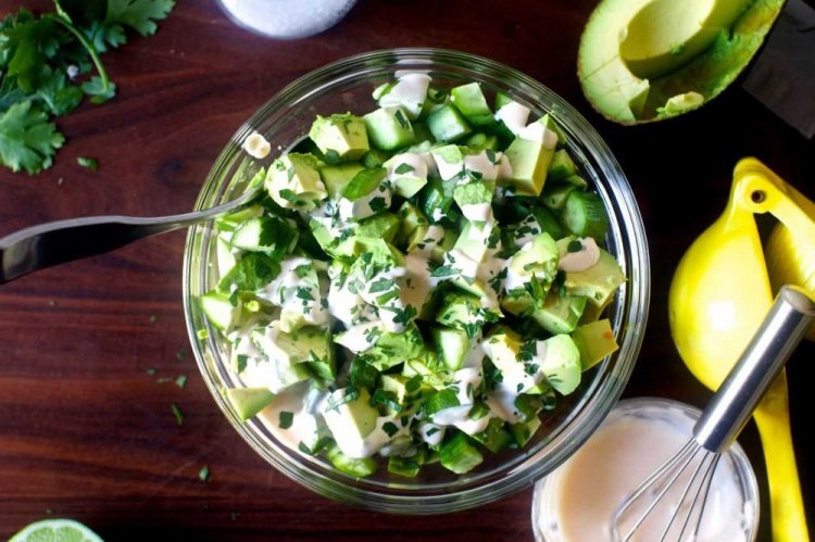 Ensalada de manzana, aguacate y huevo