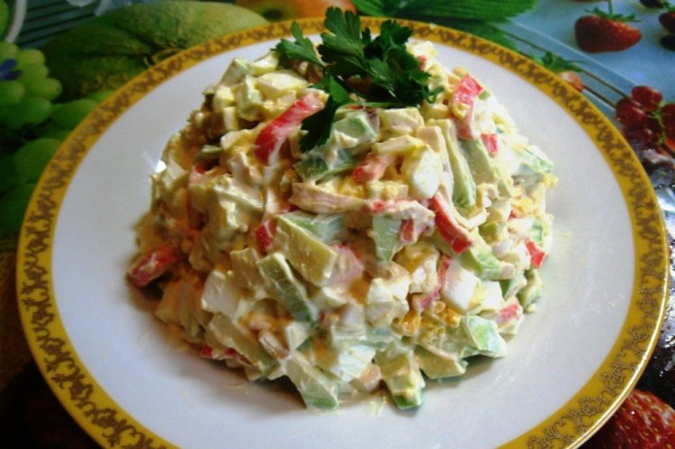 Ensalada de palitos de cangrejo, aguacate y huevo