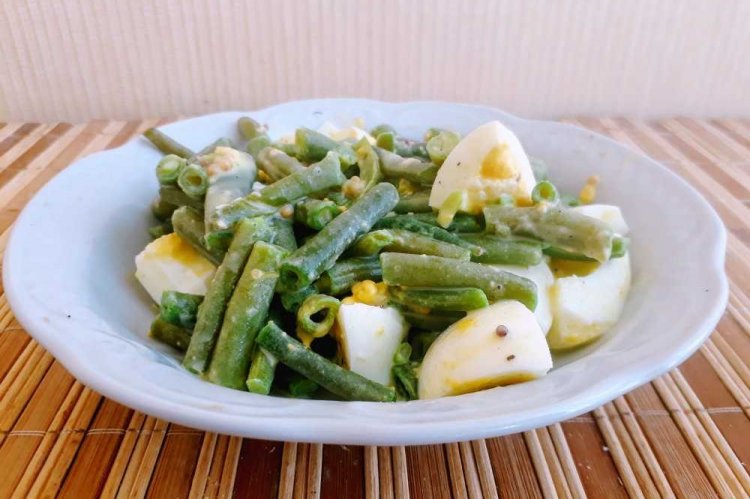 Ensalada de aguacate, judías verdes y huevo