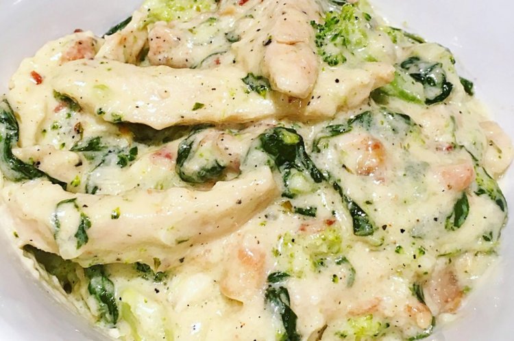 Turkey with Spinach in a Skillet