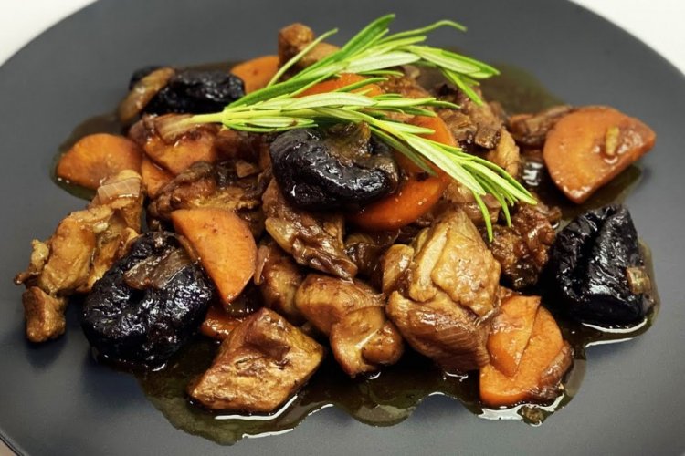 Turkey with Prunes in a Skillet