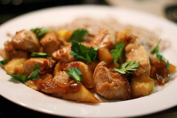 Turkey with Apples in a Skillet