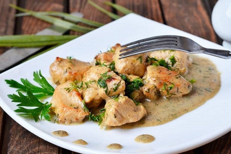 Turkey in Sour Cream in a Skillet