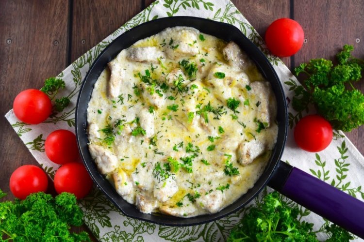 Turkey in Cream Sauce in a Skillet