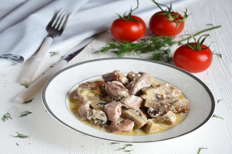 Turkey with Mushrooms in a Skillet