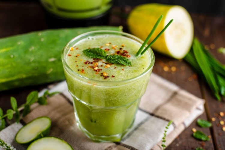 Smoothie saludable de calabacín y pepino