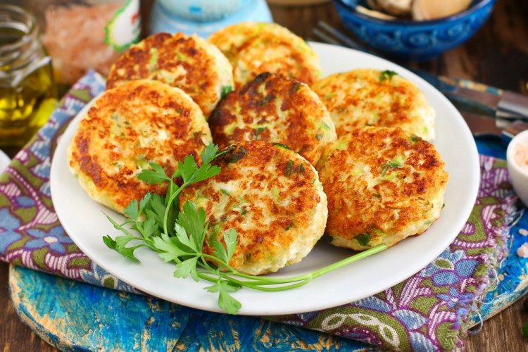 Tortitas de requesón con calabacín y hierbas
