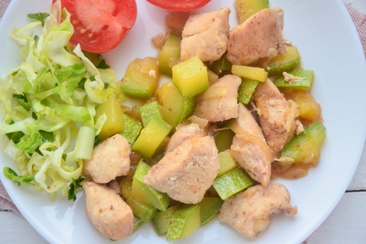 Calabacín saludable con pechuga de pollo