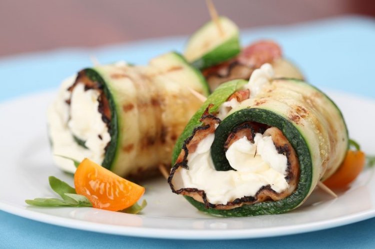 Rollitos de calabacín con queso crema